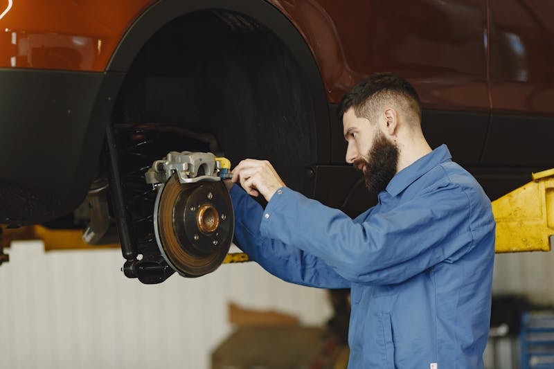Tecnico reparando sistema de frenos ABS